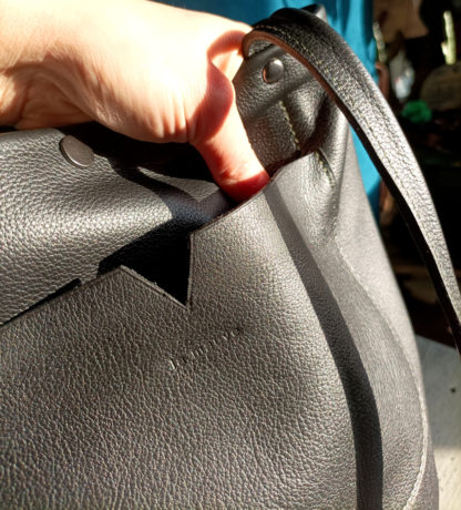 Sac noir grainé, comparatif de souplesse